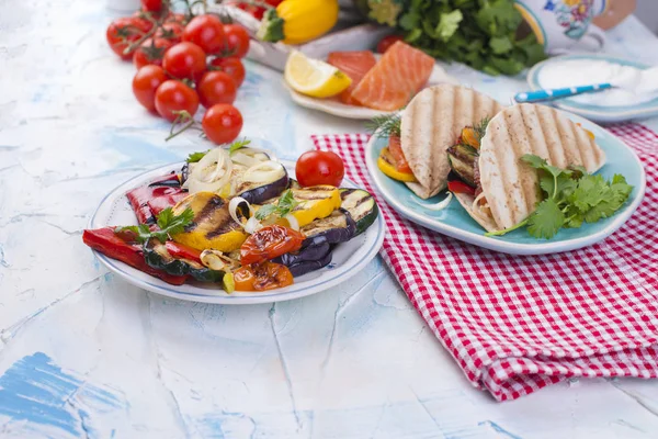 Tortilla con verduras y salmón. Comida fitness. Almuerzo saludable. Verduras y pescado. Menú de verano. Lugar para el texto , —  Fotos de Stock