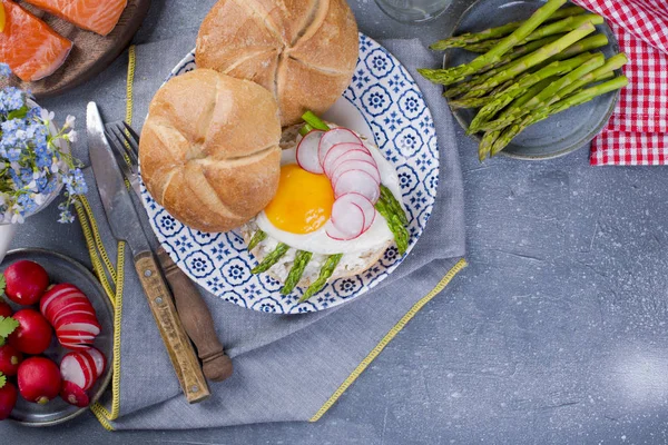 Pan con queso, salmón y espárragos. Diferente alimentación saludable. Delicioso desayuno para la familia. Alimentos en los Países Bajos —  Fotos de Stock