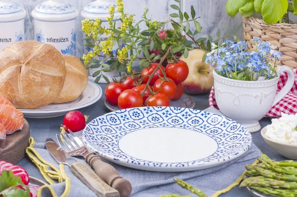 Pan, espárragos, tomates, queso y rábano. Delicioso y saludable desayuno. Comida en Holanda. Lugar para el texto. Plato vacío —  Fotos de Stock