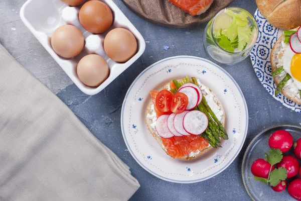 Pan con queso, salmón y espárragos. Diferente alimentación saludable. Delicioso desayuno para la familia. Vista desde arriba . —  Fotos de Stock