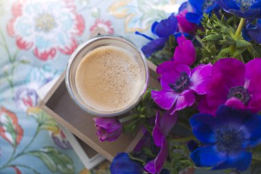 Taze sabah kahve, mavi ve pembe çiçekler. Vintage Fotoğraf. Metin için özgür yer. Kopya alanı