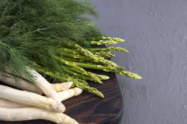 Yeşil sebze yemek için. Beyaz ve yeşil kuşkonmaz, dereotu. Sağlıklı gıda. Vejetaryenlik ve detoks. Kopya sapce