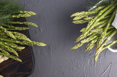 Yeşil sebze yemek için. yeşil kuşkonmaz ve dereotu. Sağlıklı gıda. Vejetaryenlik ve detoks. Sapce kopyalayın. Düz yatıyordu