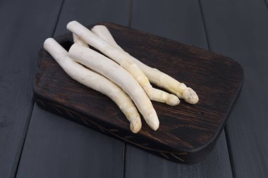 Bir tablo üzerinde ahşap bir tahtada beyaz kuşkonmaz. Yaz Sebze. Sağlıklı gıda. Metin için özgür yer. Kopya alanı