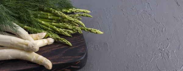 Grünes Gemüse zum Kochen von Abendessen. weißer und grüner Spargel, Dill Gesunde Ernährung. Vegetarismus und Entgiftung. Kopieren. Banner — Stockfoto