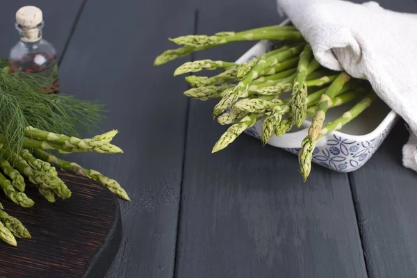 Grünes Gemüse zum Kochen von Abendessen. weißen und grünen Spargel, Dill und Olivenöl mit Gewürzen. Gesunde Ernährung. Vegetarismus und Entgiftung. Kopie sapce. — Stockfoto