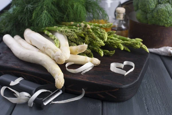 Grünes Gemüse zum Kochen von Abendessen. Brokkoli, Dill, weißer und grüner Spargel. Gesunde Ernährung. Vegetarismus und Entgiftung. Kopierraum. — Stockfoto