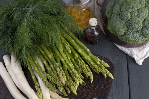 Grünes Gemüse zum Kochen von Abendessen. Brokkoli, Dill, weißer und grüner Spargel. Gesunde Ernährung. Vegetarismus und Entgiftung. flach lag. Kopierraum. — Stockfoto