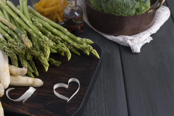 Grünes Gemüse zum Kochen von Abendessen. Brokkoli, Spargel und Dill. Gesunde Ernährung. Vegetarismus. Kopierraum — Stockfoto