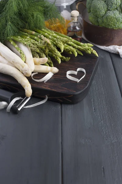 Grünes Gemüse zum Kochen von Abendessen. Brokkoli, Spargel und Dill. Gesunde Ernährung. Vegetarismus. Kopierraum — Stockfoto