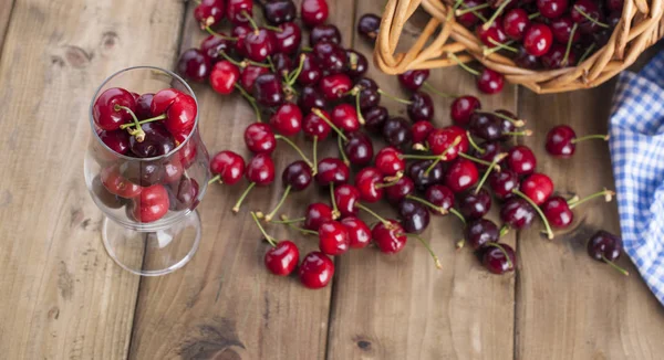 Çok olgun ve tatlı kiraz, tablo ve geleneksel Belçika birası için bir cam. Lezzetli kırmızı meyveler. Kopya alanı