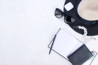 Kadın trendy moda giysiler kolaj beyaz, düz yatıyordu, en iyi görünüm. Bayan aksesuarları. Bir tatil planlama. Düz yatıyordu. kopya sapce.