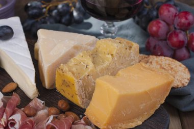 Bir bardak kırmızı şarap ve bir aperatif. Farklı İtalyan peynir ve salam, meze parti ve kırmızı şarap için. Kopya alanı