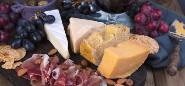 Farklı peynir, jambon ve üzüm. Aperatif şarap için. Afiş.