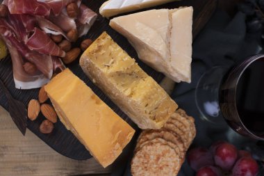 Farklı İtalyan peynir ve salam, meze parti ve kırmızı şarap için. Uzay kopyalayın. Düz yatıyordu