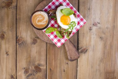 Bir fincan hoş kokulu kahve ve bir bardak su. Yumurta ve salata ile kahvaltıda kızarmış ekmek. Lezzetli ve sağlıklı yemek. Beslenme ve vitaminler. Günaydın. Ahşap arka plan. Yukarıdan görüntüleyin. Kopya alanı