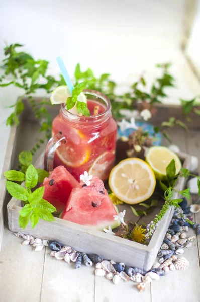 Koktajl z arbuza i lipa. Mięta i owoców cytrusowych. Orzeźwiające napoje. Dieta i witaminy. — Zdjęcie stockowe