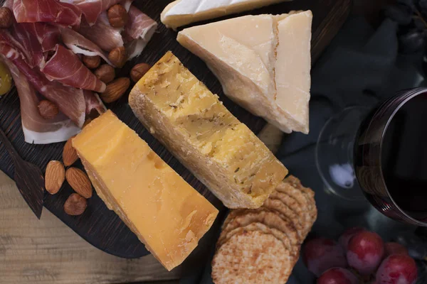 Farklı İtalyan peynir ve salam, meze parti ve kırmızı şarap için. Uzay kopyalayın. Düz yatıyordu