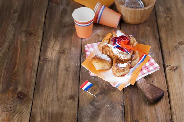 Geleneksel Hollanda tatlı hamur işleri. Kral Bayramı günü. Dekor. Turuncu şeyler tatil için. Eğlenceli bir parti. Hollanda.