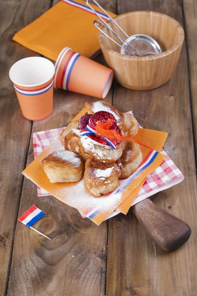 Geleneksel Hollanda tatlı hamur işleri. Kral Bayramı günü. Dekor. Turuncu şeyler tatil için. Hollanda. Bir piknik ve bir tatil için kağıt kaplar. Gelenekleri.