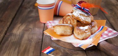 Geleneksel Hollanda tatlı hamur işleri. Kral Bayramı günü. Dekor. Turuncu şeyler tatil için. Eğlenceli bir parti. Hollanda