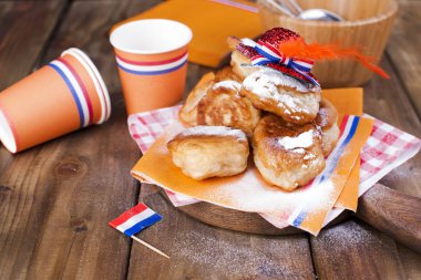 Geleneksel Hollanda tatlı hamur işleri. Kral Bayramı günü. Dekor. Turuncu şeyler tatil için. Hollanda. Çörek ve piknik için mutfak eşyaları.