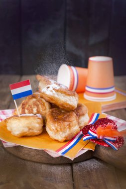 Geleneksel Hollanda tatlı hamur işleri. Kral Bayramı günü. Dekor. Turuncu şeyler tatil için .