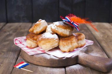 Geleneksel Hollanda tatlı hamur işleri. Kral Bayramı günü. Dekor. Turuncu şeyler tatil için. Hollanda. Çörek ve piknik için mutfak eşyaları.