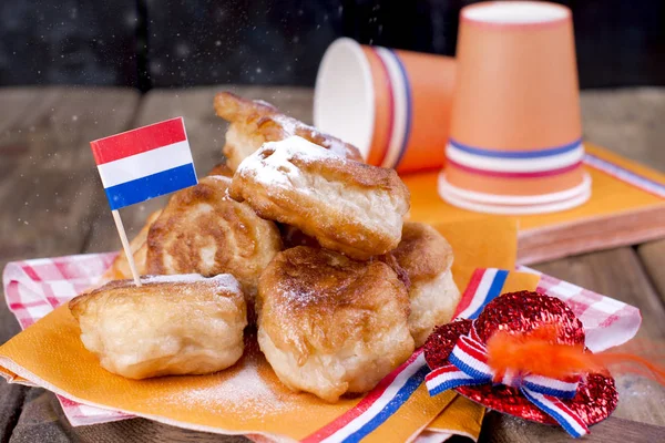 Geleneksel Hollanda tatlı hamur işleri. Kral Bayramı günü. Dekor. Turuncu şeyler tatil için. Hollanda. Bir piknik ve bir tatil için kağıt mutfak eşyaları.