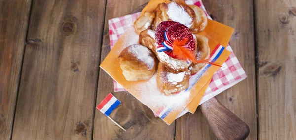 Geleneksel Hollanda tatlı hamur işleri. Kral Bayramı günü. Dekor. Turuncu şeyler tatil için. Neşeli bir tatil Hollanda .