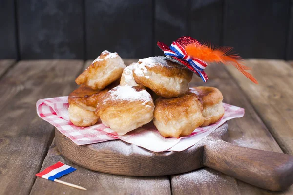 Geleneksel Hollanda tatlı hamur işleri. Kral Bayramı günü. Dekor. Turuncu şeyler tatil için. Hollanda. Çörek ve piknik için mutfak eşyaları.
