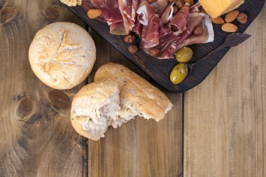 Taze pişmiş ekmek. Farklı çerez şarap için. Peynir ve zeytin. kopya alanı