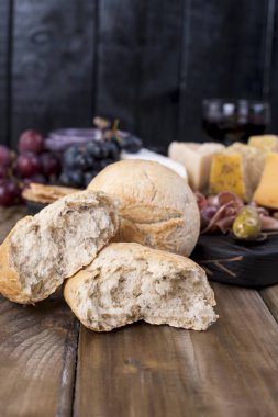 Taze pişmiş ekmek. Farklı çerez şarap için. Peynir ve zeytin. kopya alanı