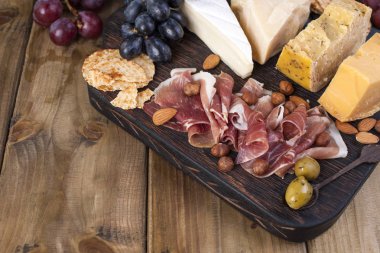 Şarap için snack. Taze pişmiş ekmek. Farklı çerez şarap için. Peynir, zeytin, üzüm kopya alanı. düz lay