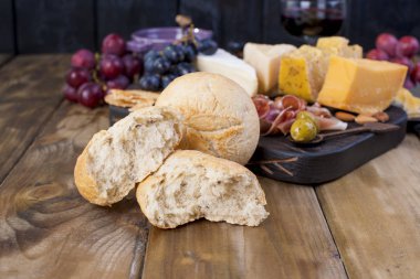 Taze pişmiş ekmek. Farklı çerez şarap için. Peynir ve zeytin. kopya alanı.