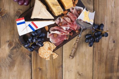 Farklı Hollanda peynir. Jambon, üzüm, zeytin ve aperatifler. Metin için özgür yer. kopya alanı, düz yatıyordu