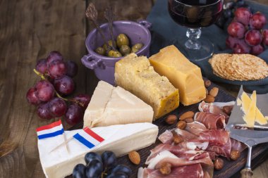 Şarap için snack. Taze pişmiş ekmek. Farklı çerez şarap için. Peynir, zeytin, üzüm kopya alanı