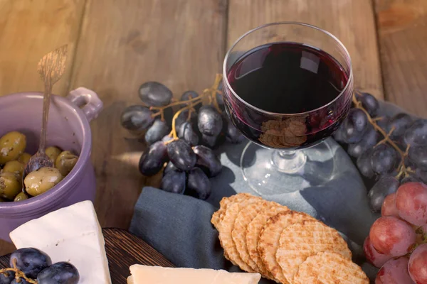 Un bicchiere di vino rosso e uno spuntino. copia spazio , — Foto Stock