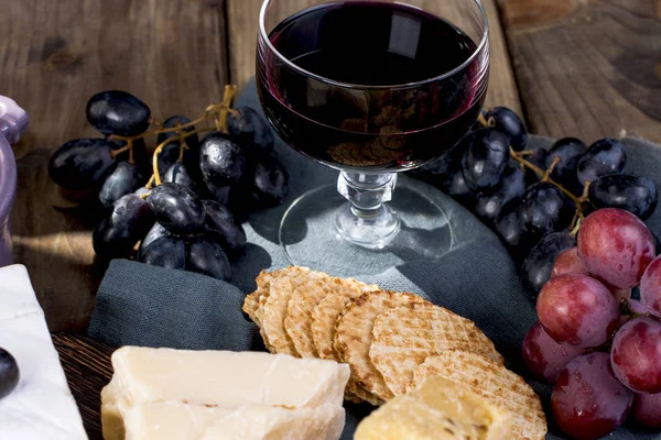 Un bicchiere di vino rosso e uno spuntino. copia spazio . — Foto Stock