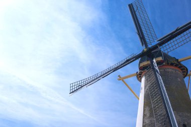 Eski değirmen ve mavi gökyüzü Hollanda. Metin için özgür yer. Avrupa'da seyahat kartı.