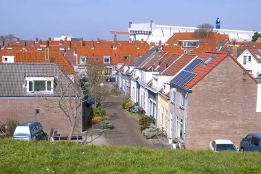 Hollanda şehirde. Evlerin çatıları. Mavi gökyüzü. Turizm. kopya spase,