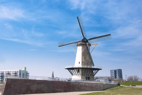 The mill in the Netherlands. Open space. Blue sky. Travel in Europe. Horizont — Stock Photo, Image