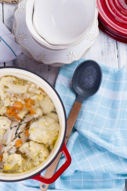 Karnabahar kırmızı bir dökme demir pişmiş. Mavi havlu. Metin için özgür yer. Aile yemeği. Diyet gıda.