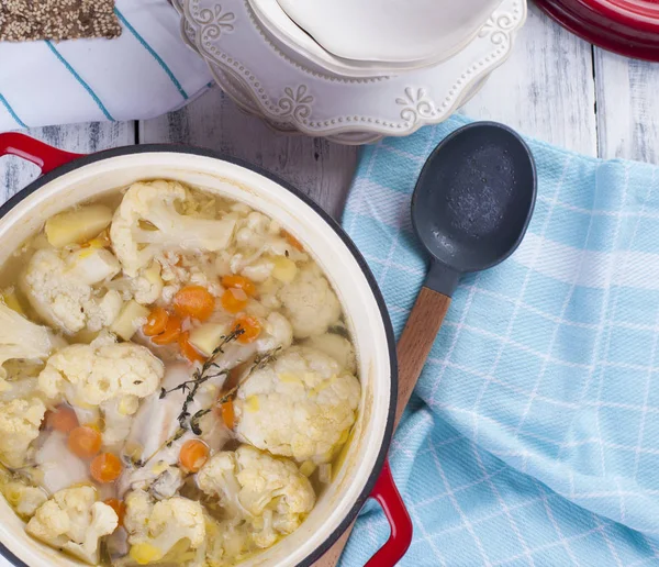 Karnabahar kırmızı bir dökme demir pişmiş. Mavi havlu. Metin için özgür yer. Aile yemeği. Sağlıklı gıda .