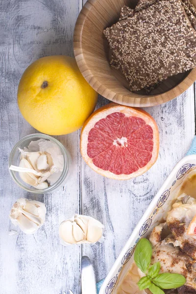 Almuerzo saludable. Pomelo rosa y pomelo. Toalla azul para cocina y pan . —  Fotos de Stock