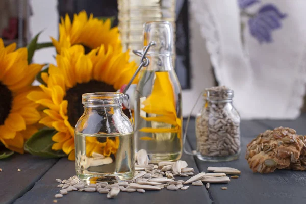 Ayçiçek yağı ve büyük sarı çiçek pencere yakın. Petrol şişe. Ayçekirdeği kabuğu. Vintage Fotoğraf. Organik gıda... Kopya alanı.