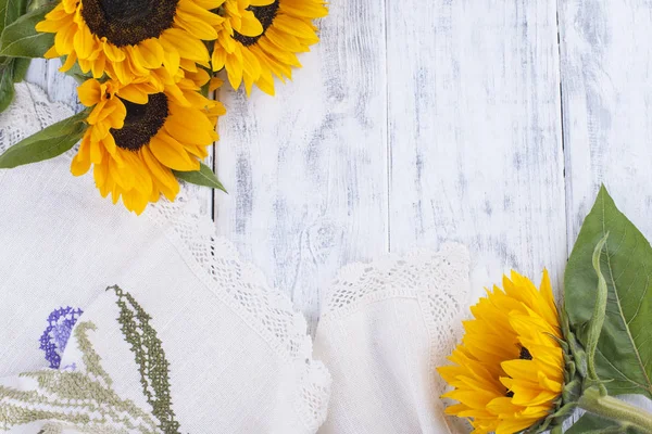 Ayçiçeği beyaz ahşap zemin üzerinde. Vintage Fotoğraf. Metin için özgür yer. Uzay kopyalayın. düz lay