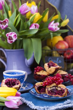 Homemade Pişirme. kırmızı meyveler ile meyveli kek. lezzetli kahvaltı. Çiçekler ve elma. taze laleler .