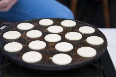 Hollandalı küçük krepler. Bir tavada. Sokak gıda.