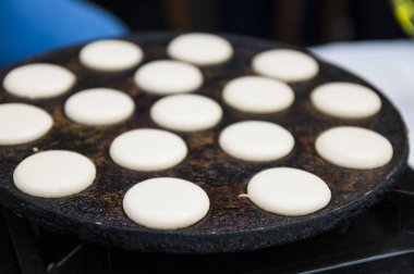 Hollandalı küçük krepler. Bir tavada. Sokak gıda